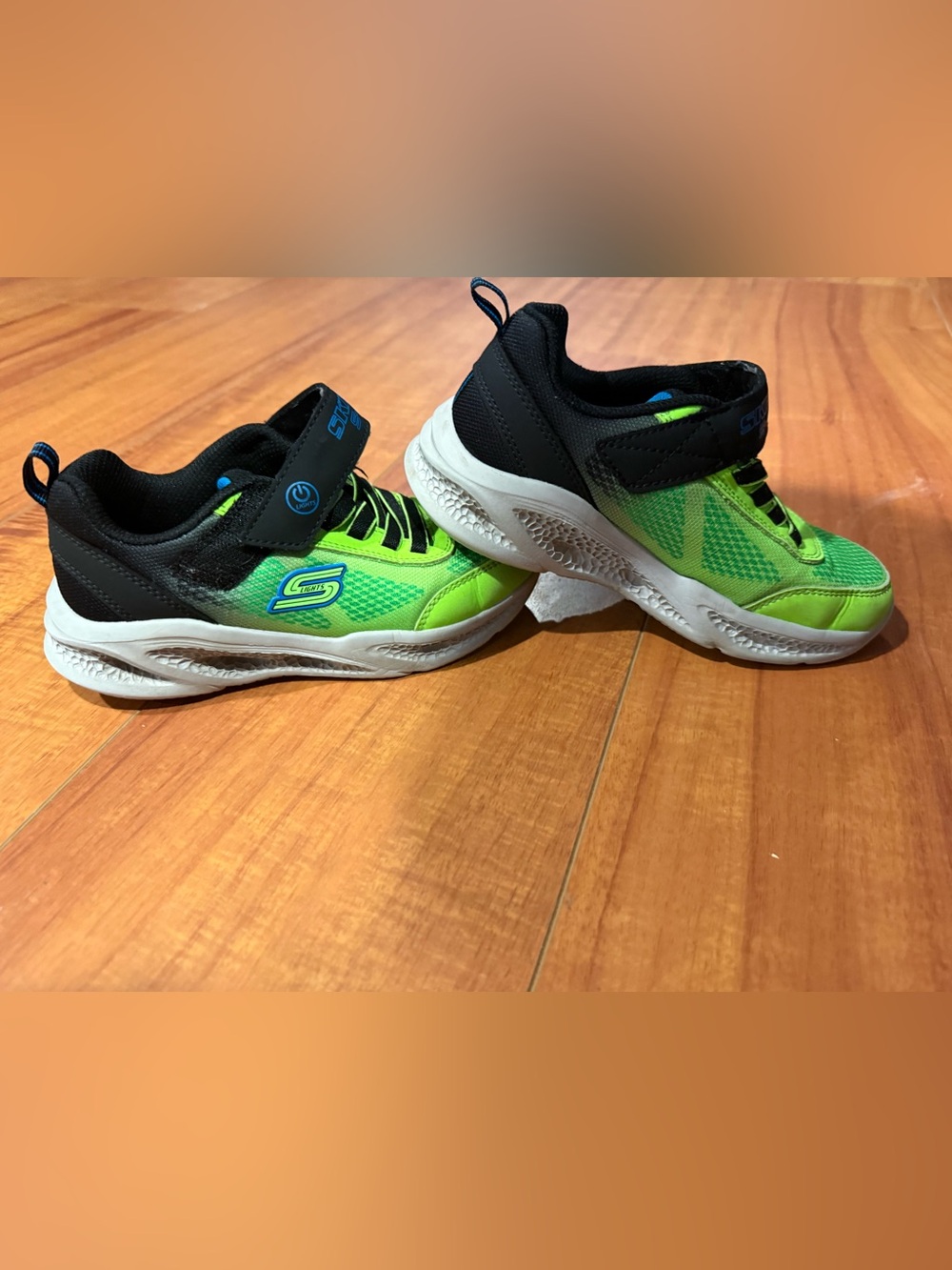 Skechers Light up Kids Neon Green and black Hook-and-Loop Sneakers - Picture 4 of 7